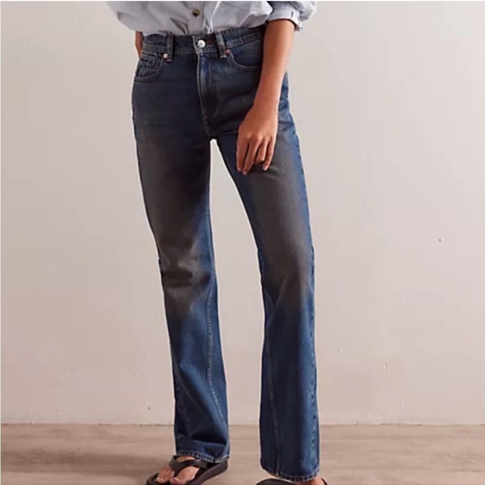 Free People Women's Straight Leg Jeans in Washed Blue